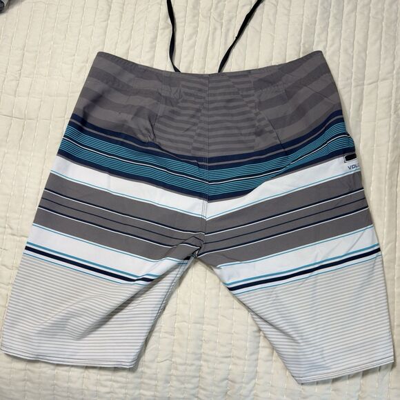 Volcom Men’s Board Shorts. No Tag. I Measured 36 Inches Inside The Waistband. - Picture 2 of 7